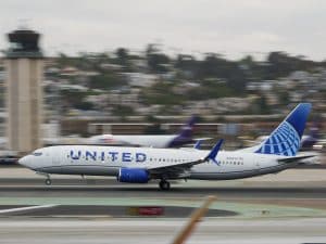 Allarme a bordo: aereo United Airlines per la Spagna torna indietro per un Bluetooth chiamato “bomb”
