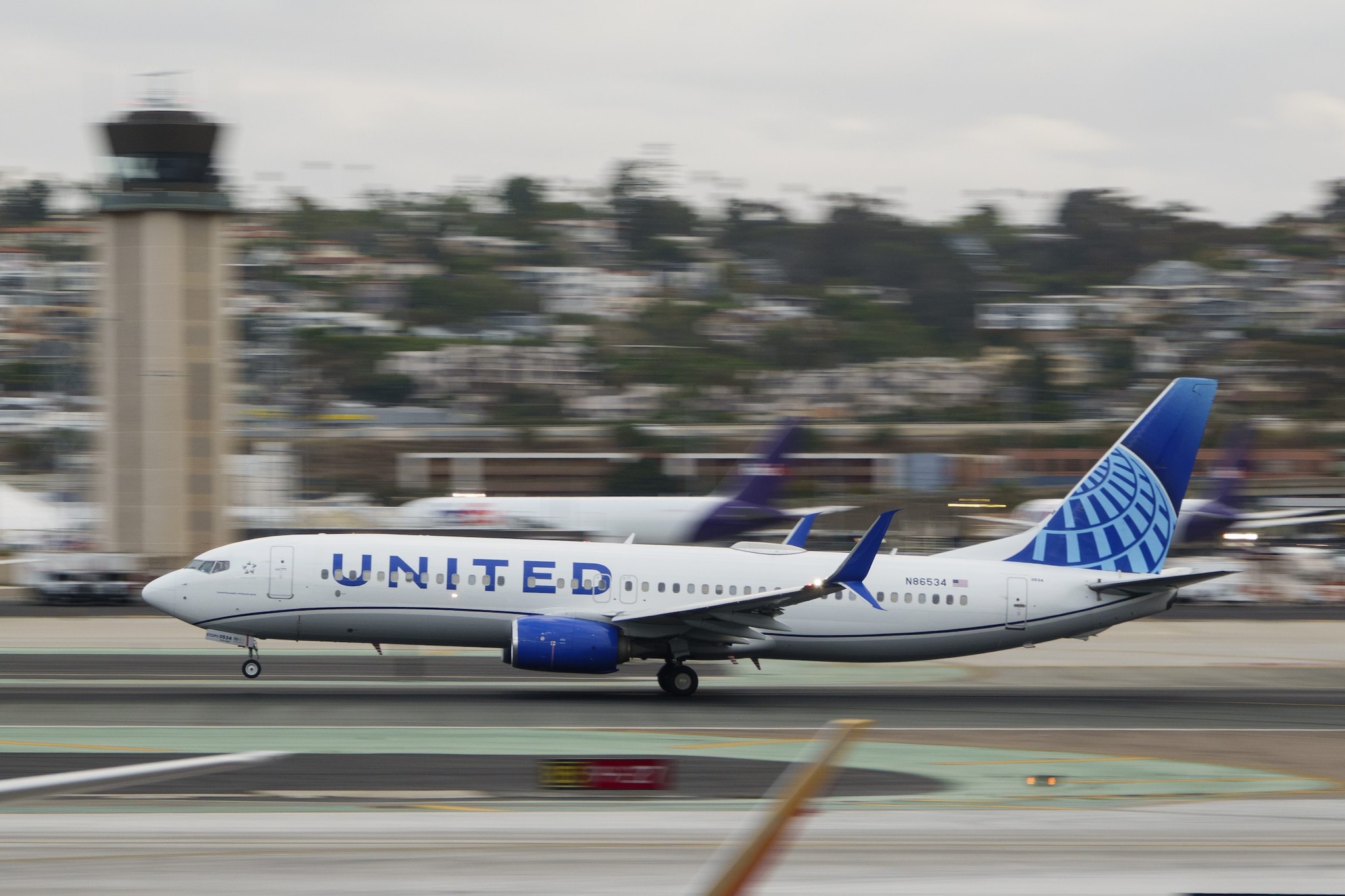 Allarme a bordo: aereo United Airlines per la Spagna torna indietro per un Bluetooth chiamato "bomb"