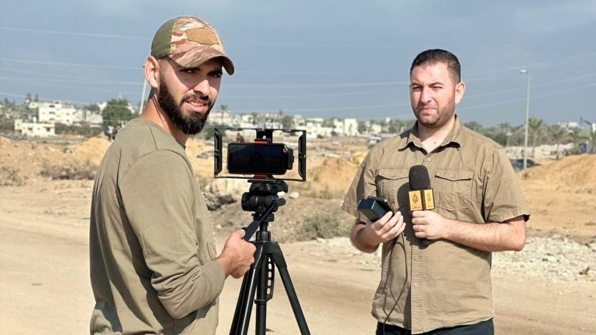 Ahmed Wishah a lavoro come operatore per Al Jazeera Mubasher nella striscia di Gaza