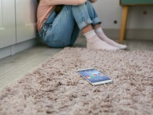 Adesca ragazzina 13enne sui social e ne abusa per due anni: 38enne arrestato a Cagliari