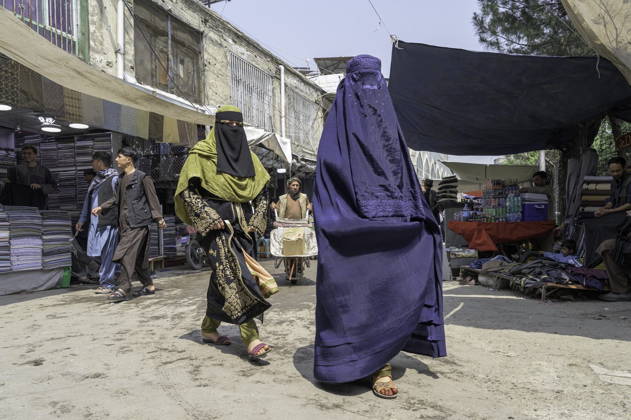 Afghanistan: i talebani sparano sulla protesta delle donne contro l'hijab a Herat, due morti