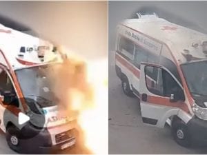 Ambulanza italiana colpita e distrutta da un drone russo a Kherson, Ucraina: il video dell’esplosione