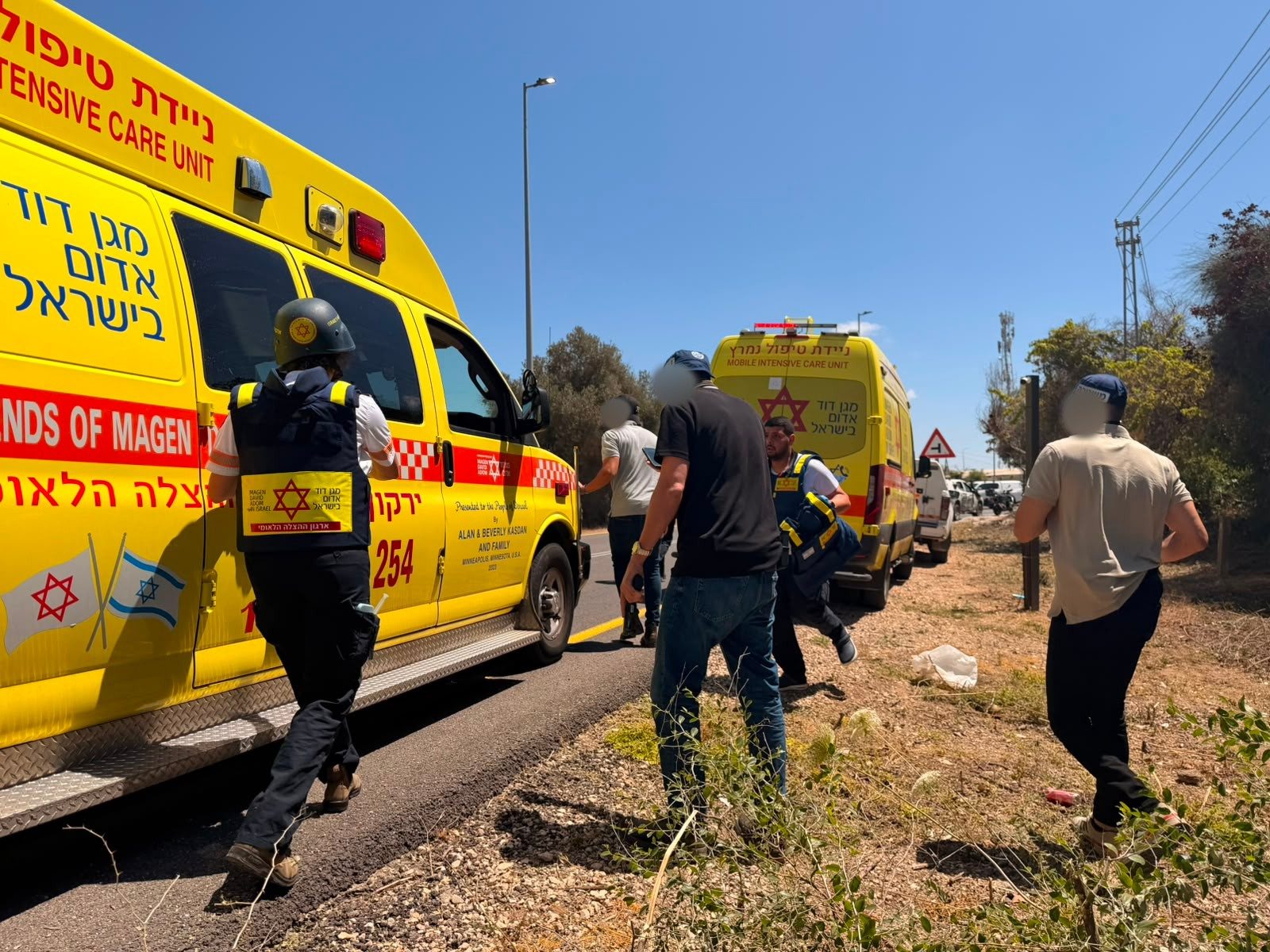 Iran, la guerra in diretta, Sparatoria a nord di Tel Aviv, un morto e 5 feriti: "Terrorismo". Usa abbattono droni iraniani a Hormuz