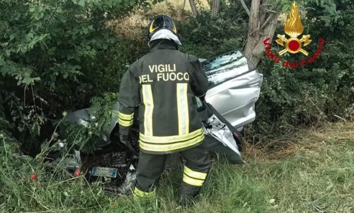 L’auto sbanda e si ribalta nel fossato a Grosseto: morto 34enne, estratta viva bimba di 6 anni