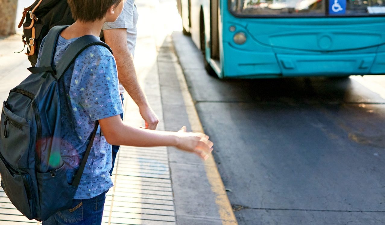 Bimbo di 11 anni dimentica l'abbonamento del bus, l'autista non lo fa salire: il caso nel Torinese