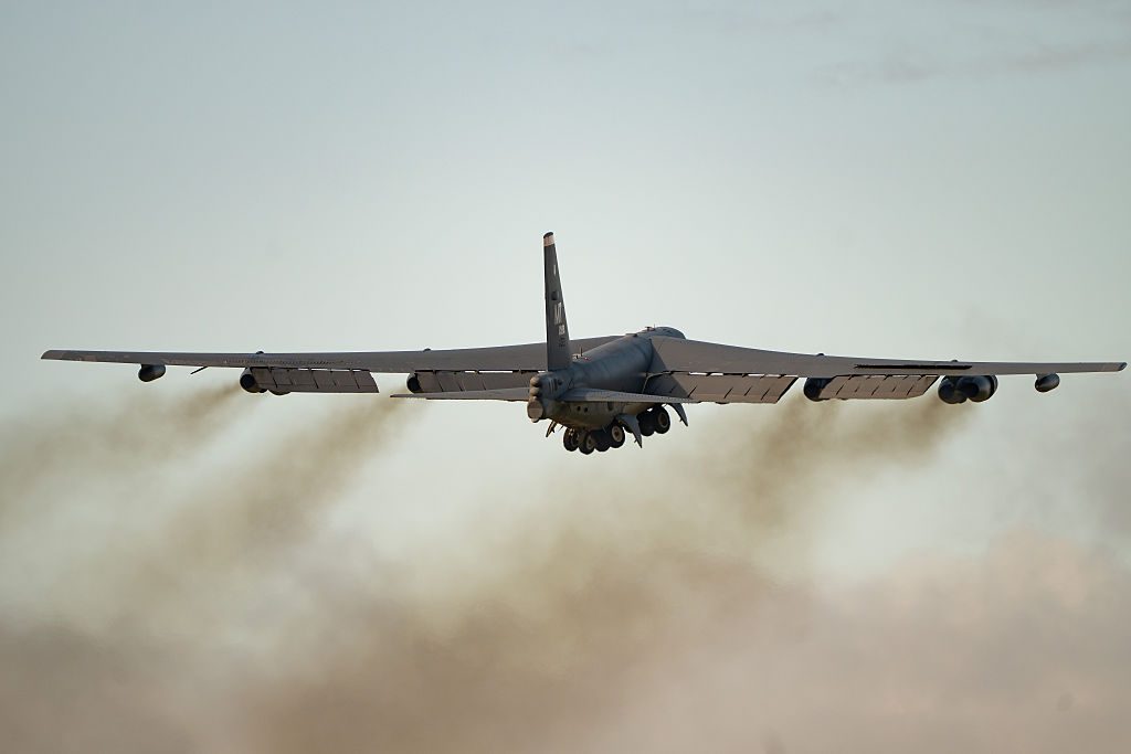 Bombardiere B-52 Usa precipita e si schianta in California: tutte morte le 8 persone a bordo