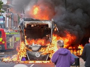 Rivolte anti-migranti del Regno Unito dopo un’aggressione a 