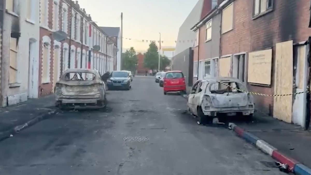 Auto bruciate a Belfast