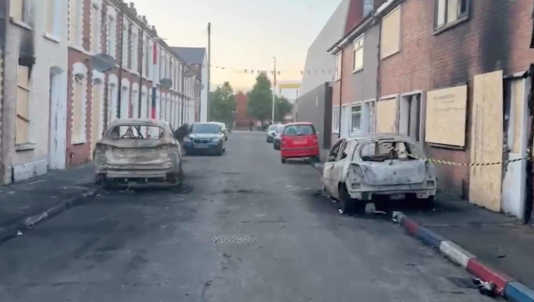 Belfast, seconda notte di scontri e violenze: bruciate abitazioni occupate da immigrati. Sedici arresti