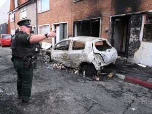 Belfast, dopo la caccia al migrante molti fuggono, la famigl