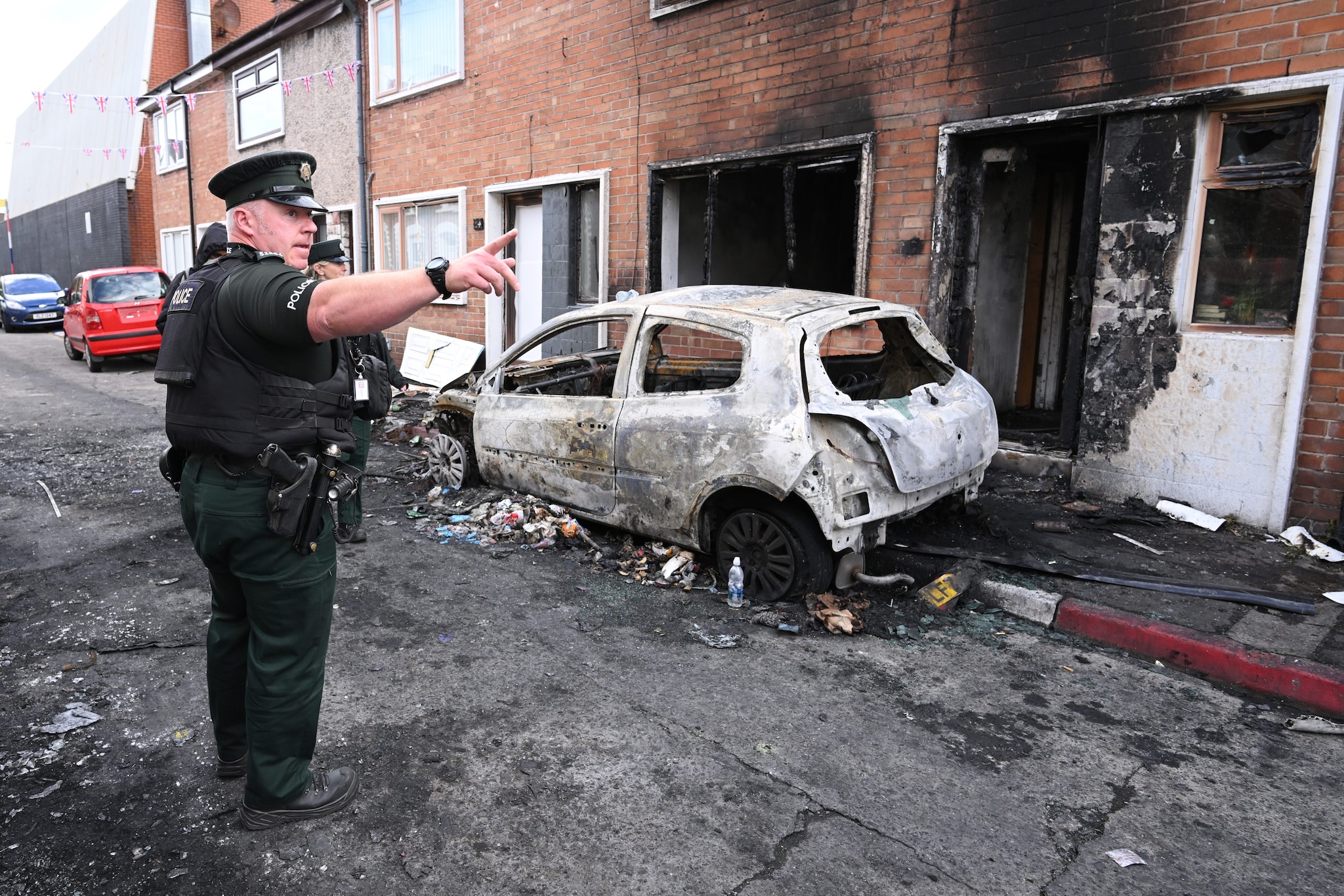 Belfast, dopo la caccia al migrante molti fuggono, la famiglia dell'uomo ferito dal rifugiato: "Basta violenza"