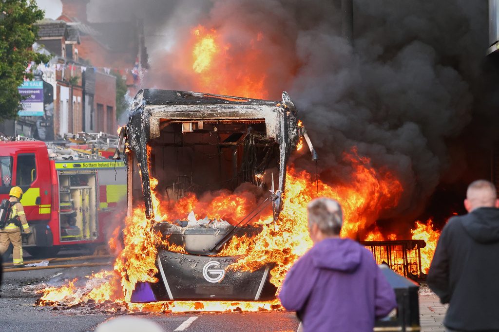 Rivolte anti-migranti del Regno Unito dopo un'aggressione a Belfast