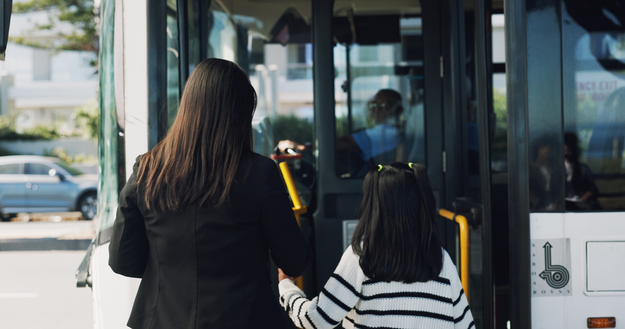 Sconosciuto strappa una bimba alla madre, si allontana e la fotografa: paura fuori dalla stazione a Perugia