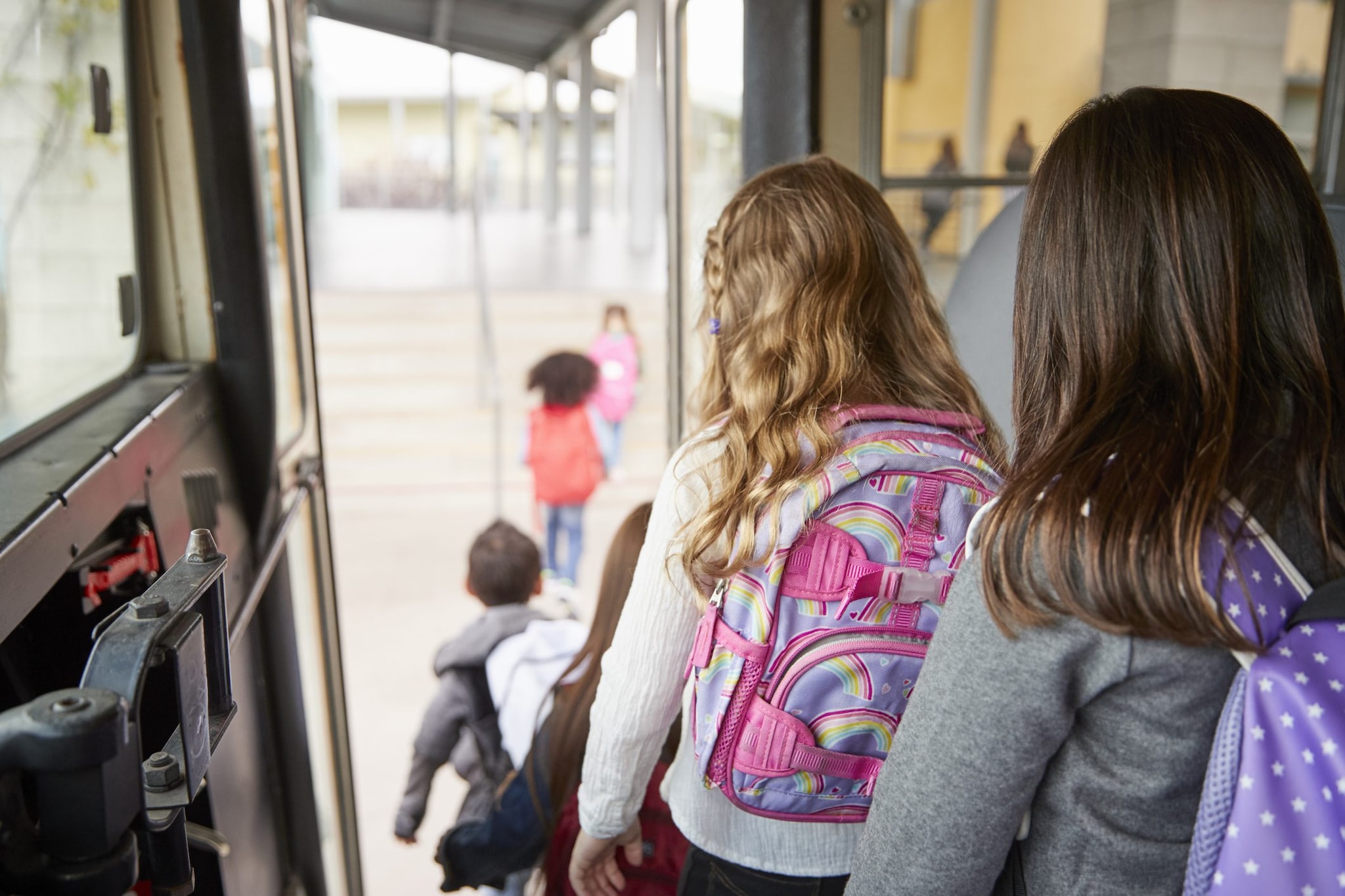 L'Aquila, bimba di 3 anni dimenticata sullo scuolabus: gli insegnanti la trovano nascosta tra i sediolini