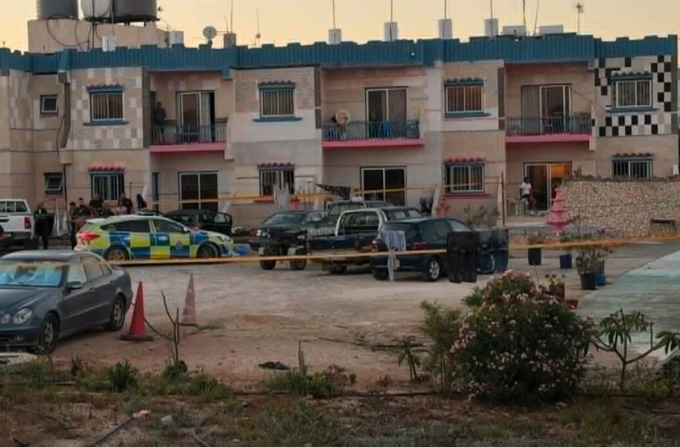 Due bimbi di 8 e 10 anni trovati morti nell’auto chiusa a Cipro: arrestati padre e compagna, erano al lavoro