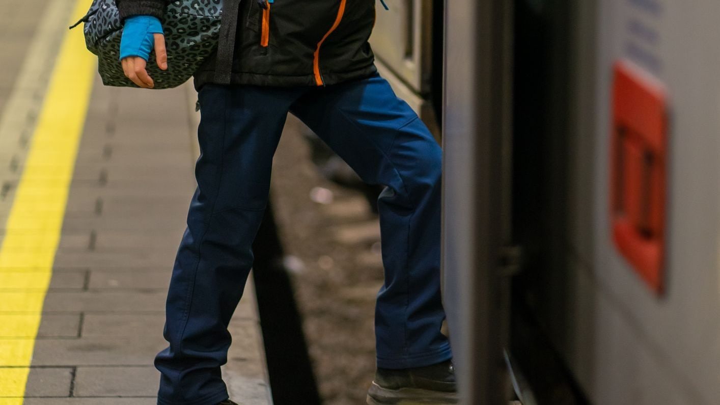 Piccolo turista di 8 anni sbaglia e sale sul treno da solo a Verona: studenti interrompono il viaggio e lo aiutano
