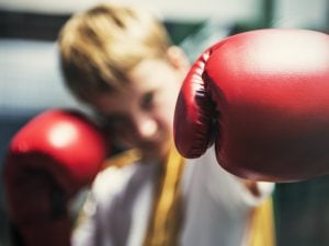 In pausa organizzano incontro di boxe a scuola con guantoni,