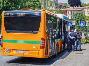 Treviso, studente si addormenta sul bus e salta la fermata: il controllore gli fa una multa di 58 euro