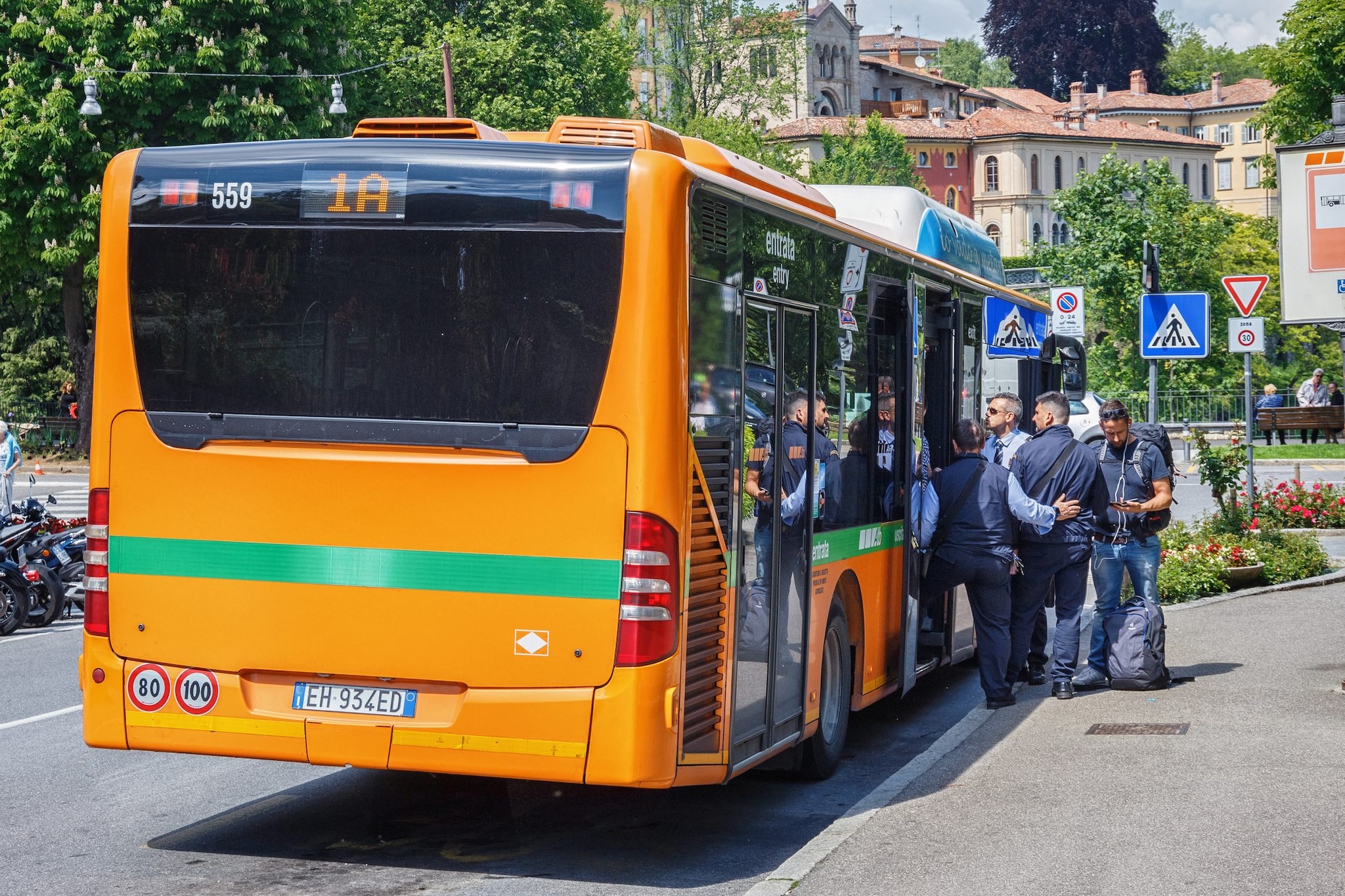 Treviso, studente si addormenta sul bus e salta la fermata: il controllore gli fa una multa di 58 euro