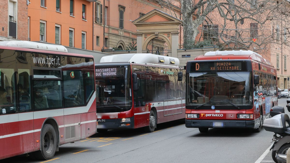 Donna investita tra due autobus a Bologna