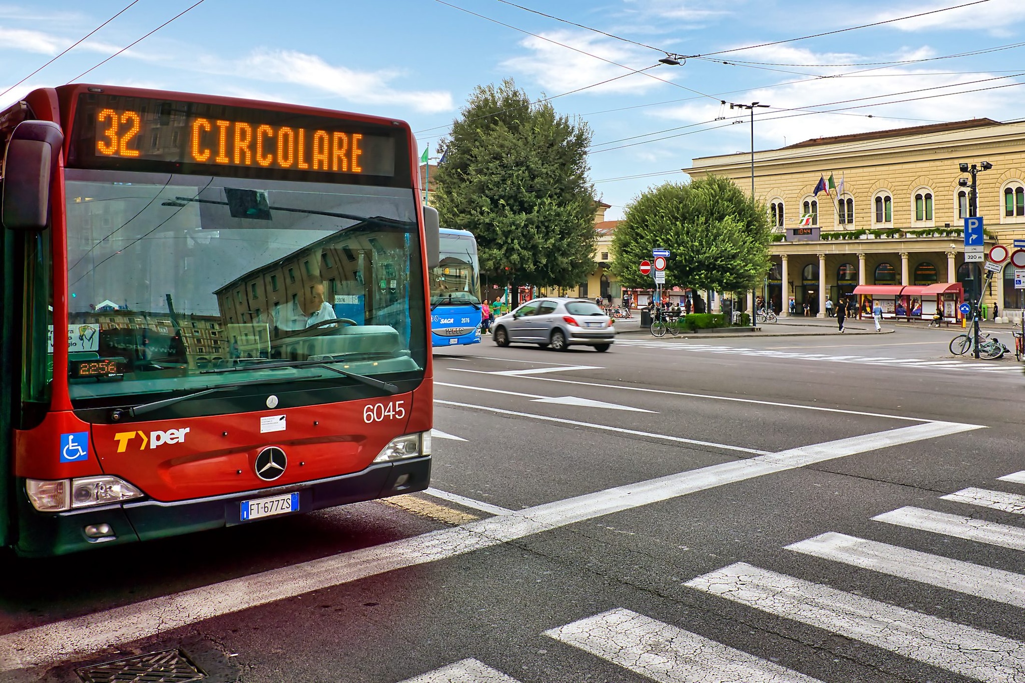 Bologna, l'autista ferma il bus qualche metro dopo la fermata: passeggero lo morde e gli stacca un orecchio
