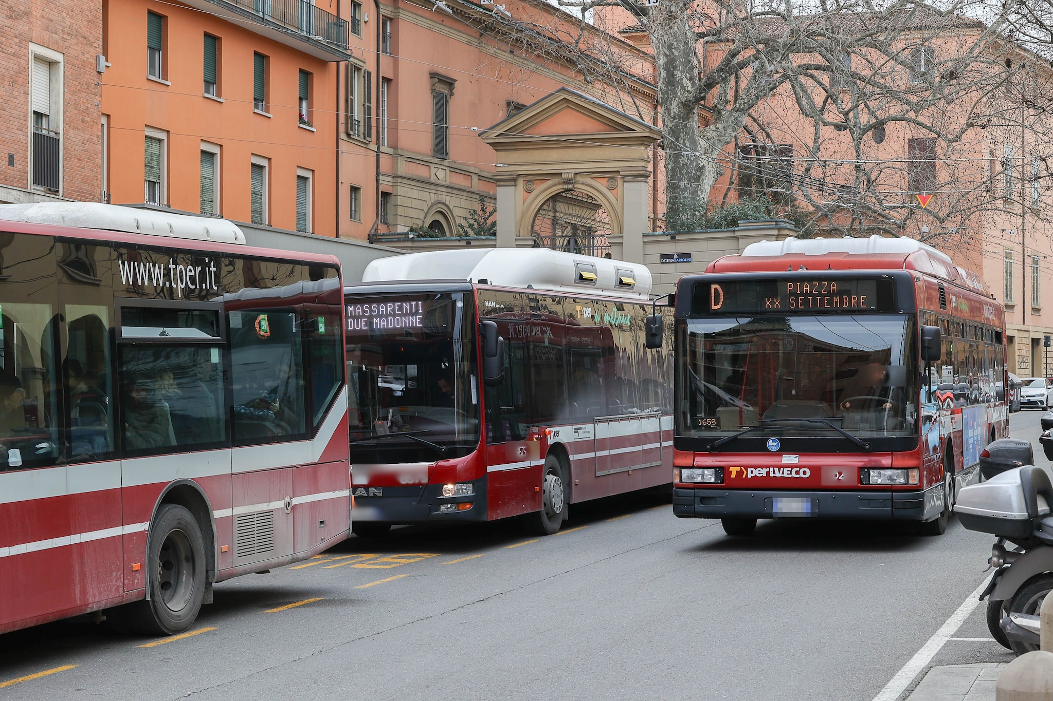 Schiacciata tra due bus all'uscita del concerto di Max Pezzali a Bologna: 57enne in Rianimazione