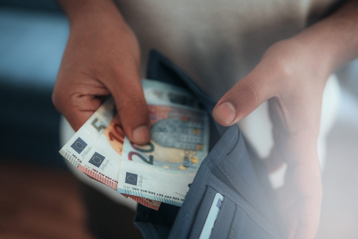 Ricevono 600 euro in più in busta paga ma è un errore e l'azienda li rivuole indietro: dipendenti in sciopero