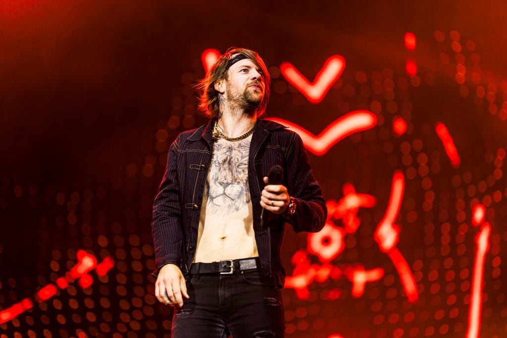 Caleb Shomo dei Beartooth fa coming out dopo 14 anni di matrimonio. La moglie: "L'ho sostenuto mentre perdevo tutto"