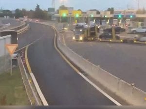 Camionista va contromano in autostrada A1 con la bisarca, il