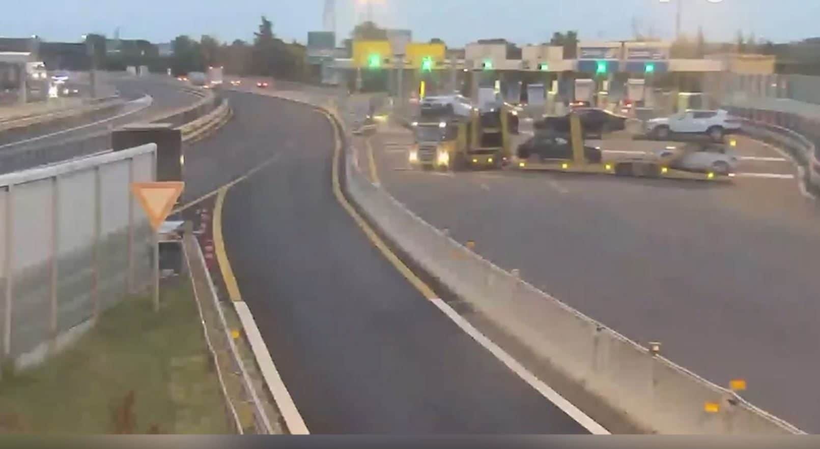 Camionista va contromano in autostrada A1 con la bisarca, il video dell'inversione al casello di Bologna