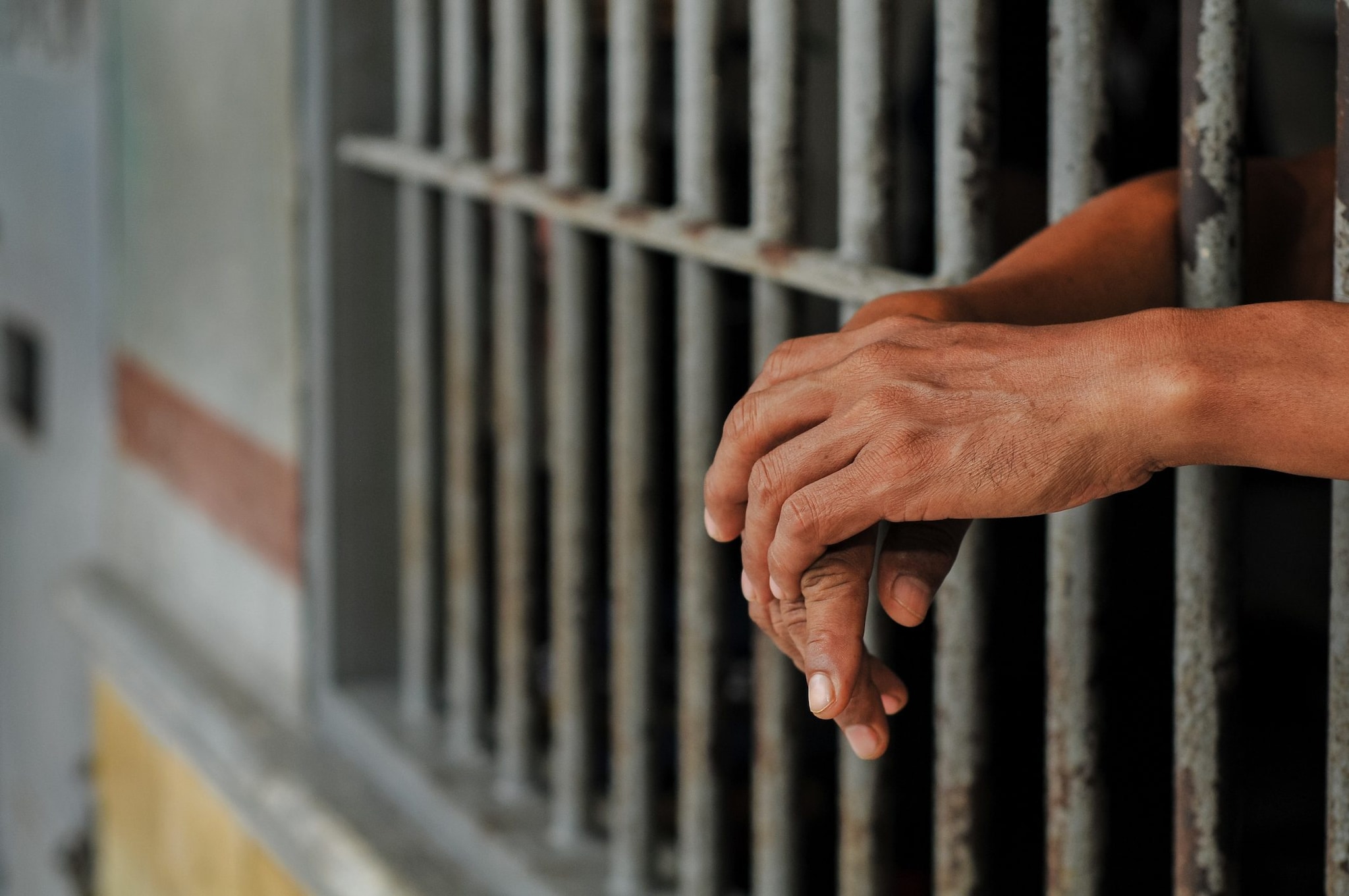Prato, condannato per violenza sessuale su minore esce dal carcere 6 mesi prima perché la cella è troppo affollata
