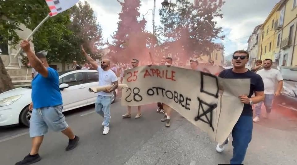 Comunali, vince la candidata di FdI e in piazza spunta lo striscione nostalgico della marcia su Roma