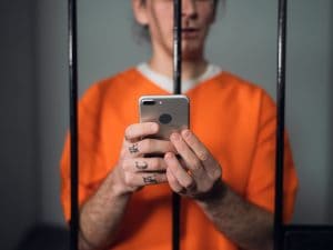 Tre sim telefoniche passate con un bacio durante il colloqui