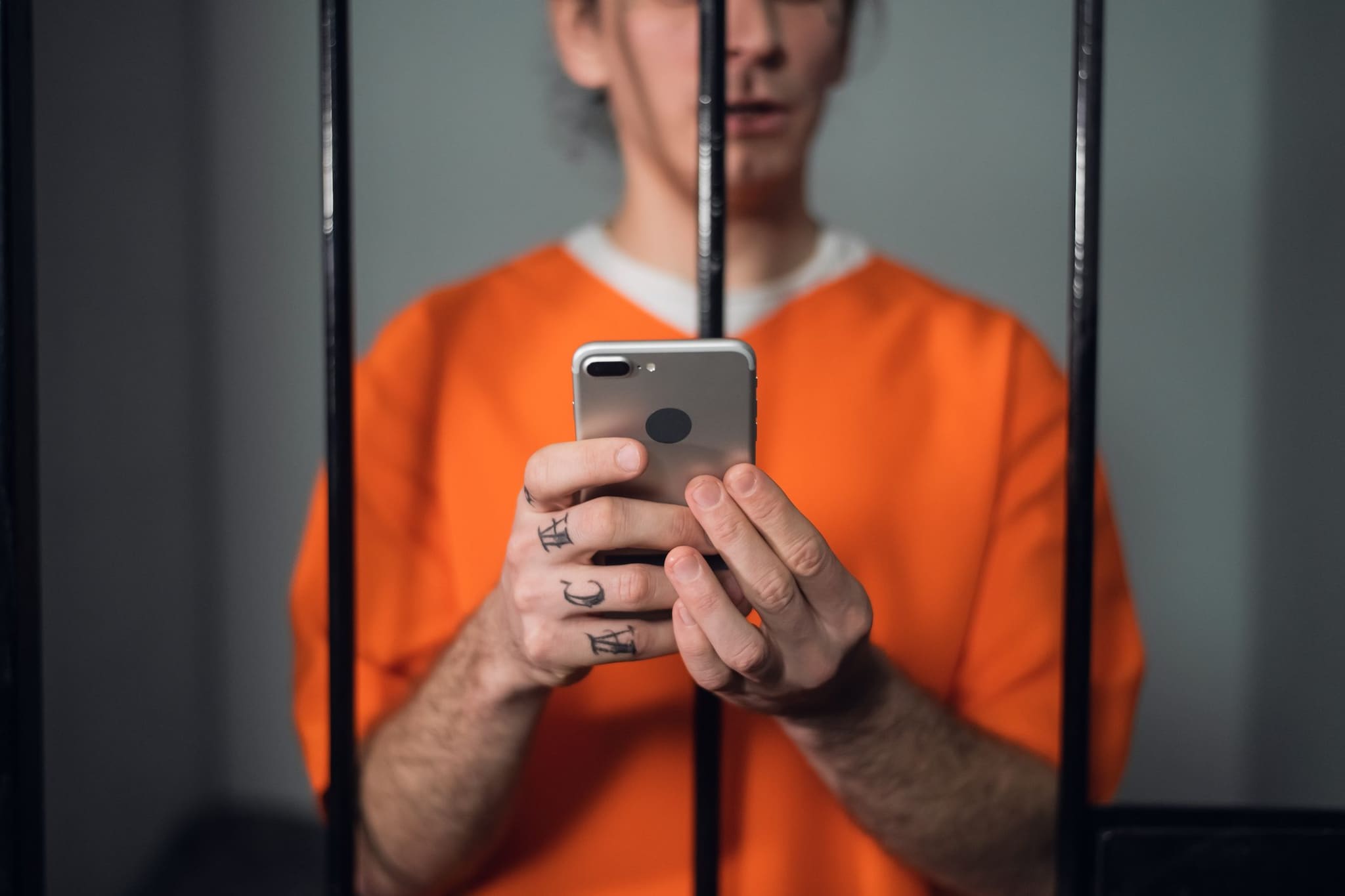 Tre sim telefoniche passate con un bacio durante il colloquio in carcere: quattro arresti a Bari