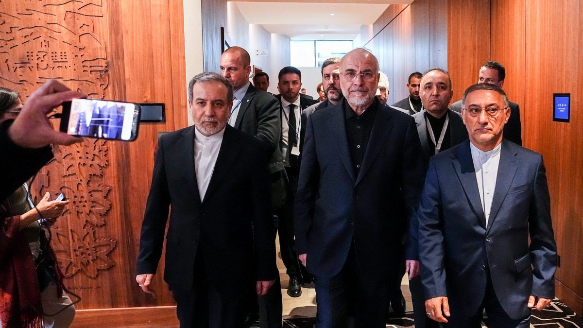 La delegazione iraniana guidata da Mohammad Baqer Qalibaf, presidente del Parlamento iraniano (al centro).
