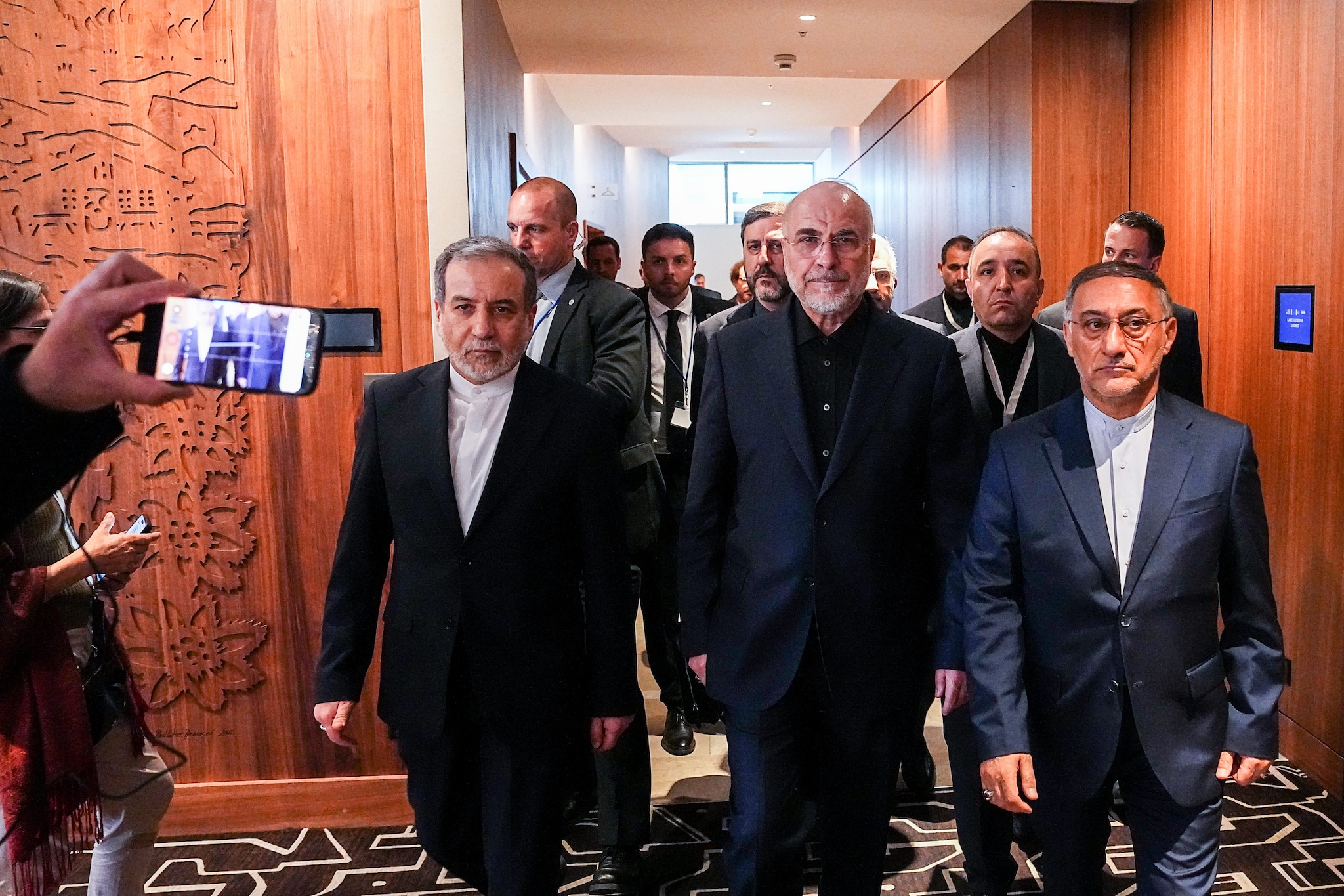 Iran, Pezeshkian: "Non ci fidiamo degli Usa ma pronti a pace". Al via a Washington nuovo round negoziati fra Libano e Israele: news in diretta