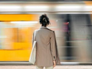 “Pendolare a 50 anni, le mie giornate sono una corsa contro il tempo e la stanchezza”: la storia di Francesca