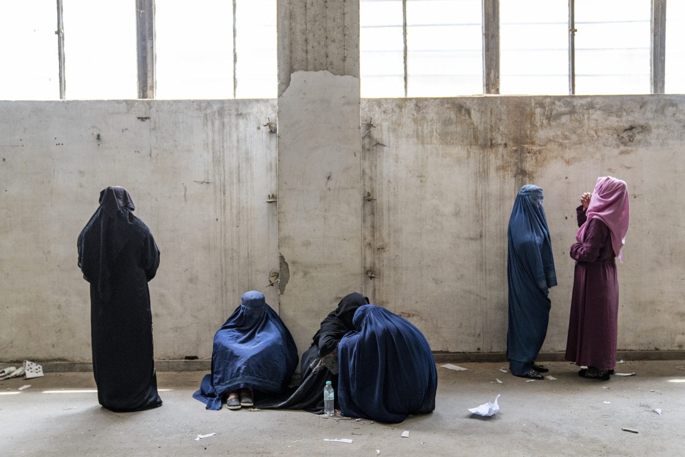 "Arrestate con la scusa del burqa e violentate in cella": attivista racconta l'inferno delle donne in Afghanistan