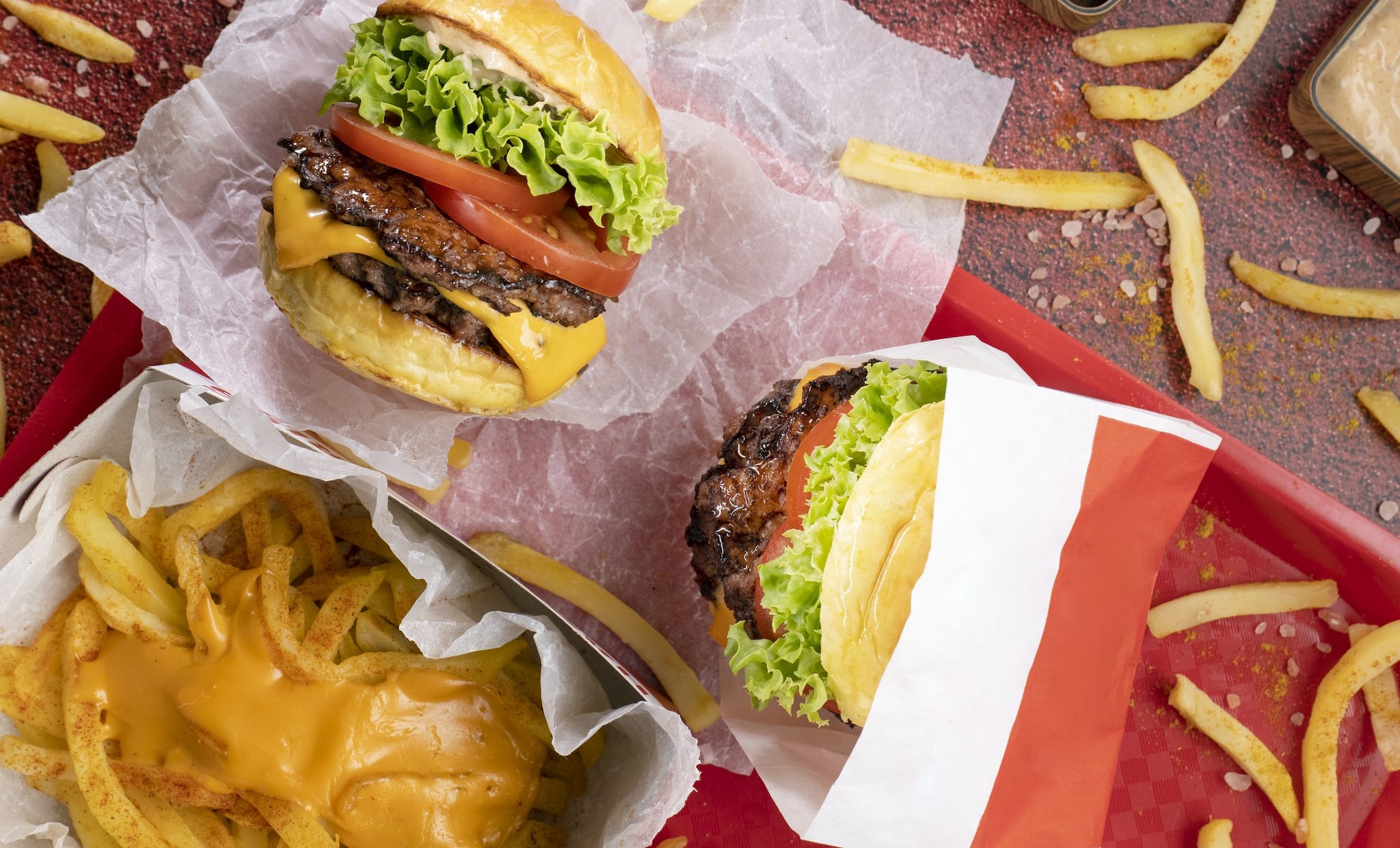 Investiti dai liquami mentre mangiano hamburger e patatine al fast food a La Spezia: "Bambini in lacrime"