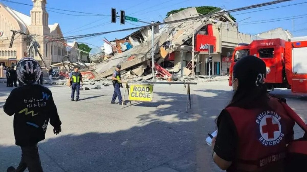Paura nelle Filippine: terremoto di magnitudo 7.8 fa tremare