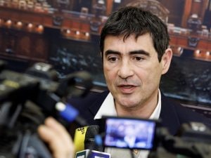 ‘Tax the Rich’: Avs rilancia la patrimoniale, Fratoianni: “Non c’è nulla di male a tassare i super ricchi”