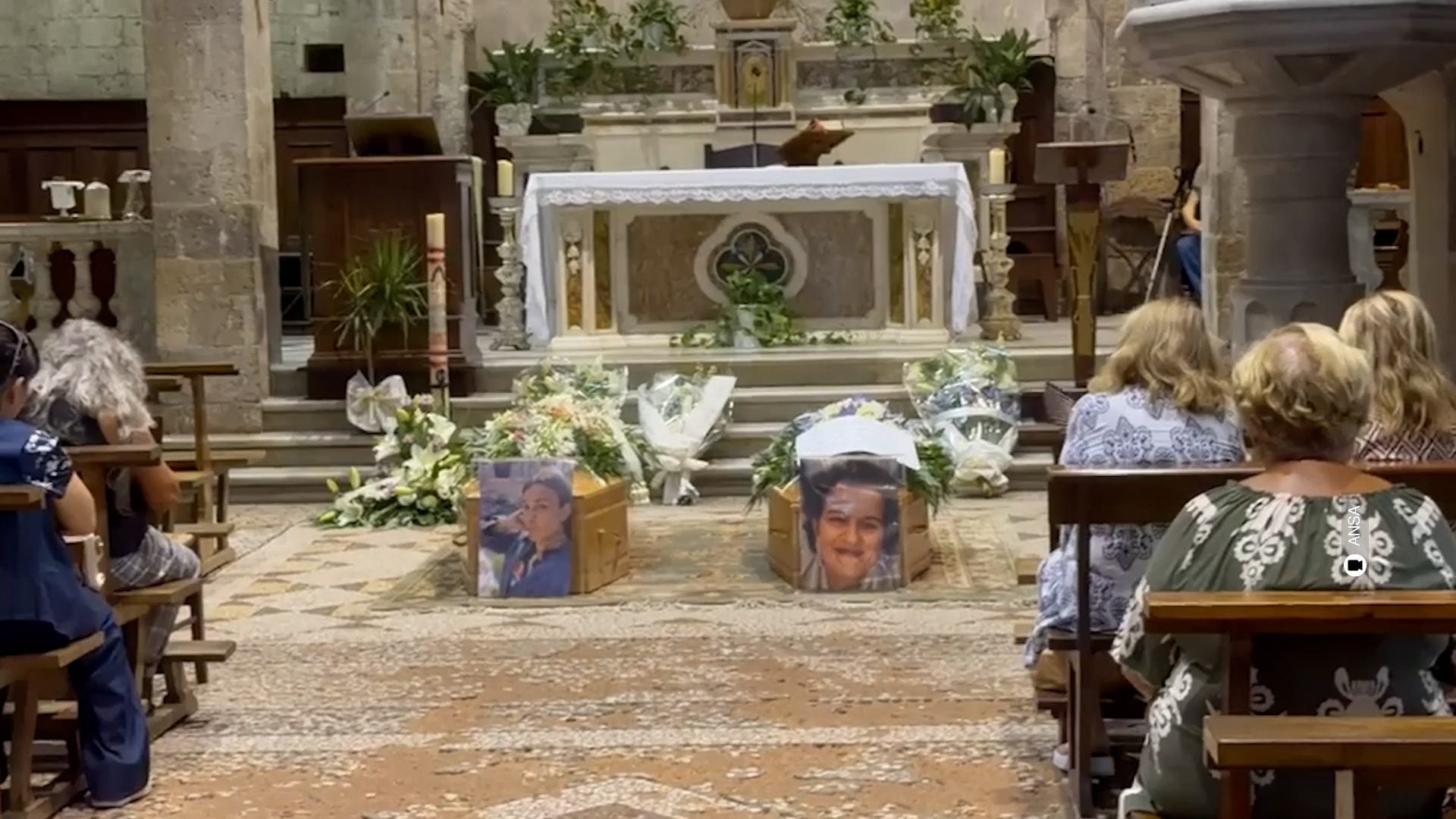 L'addio di Camaiore a Kety e Mirko, mamma e figlio uccisi a fucilate: "Lui amava la musica, non vi dimenticheremo"