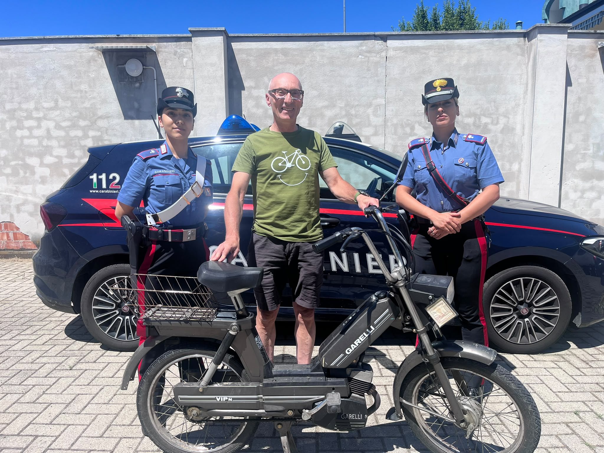 Gli rubano il motorino da ragazzo, carabinieri lo trovano 42 anni dopo e lo riconsegnano in perfette condizioni