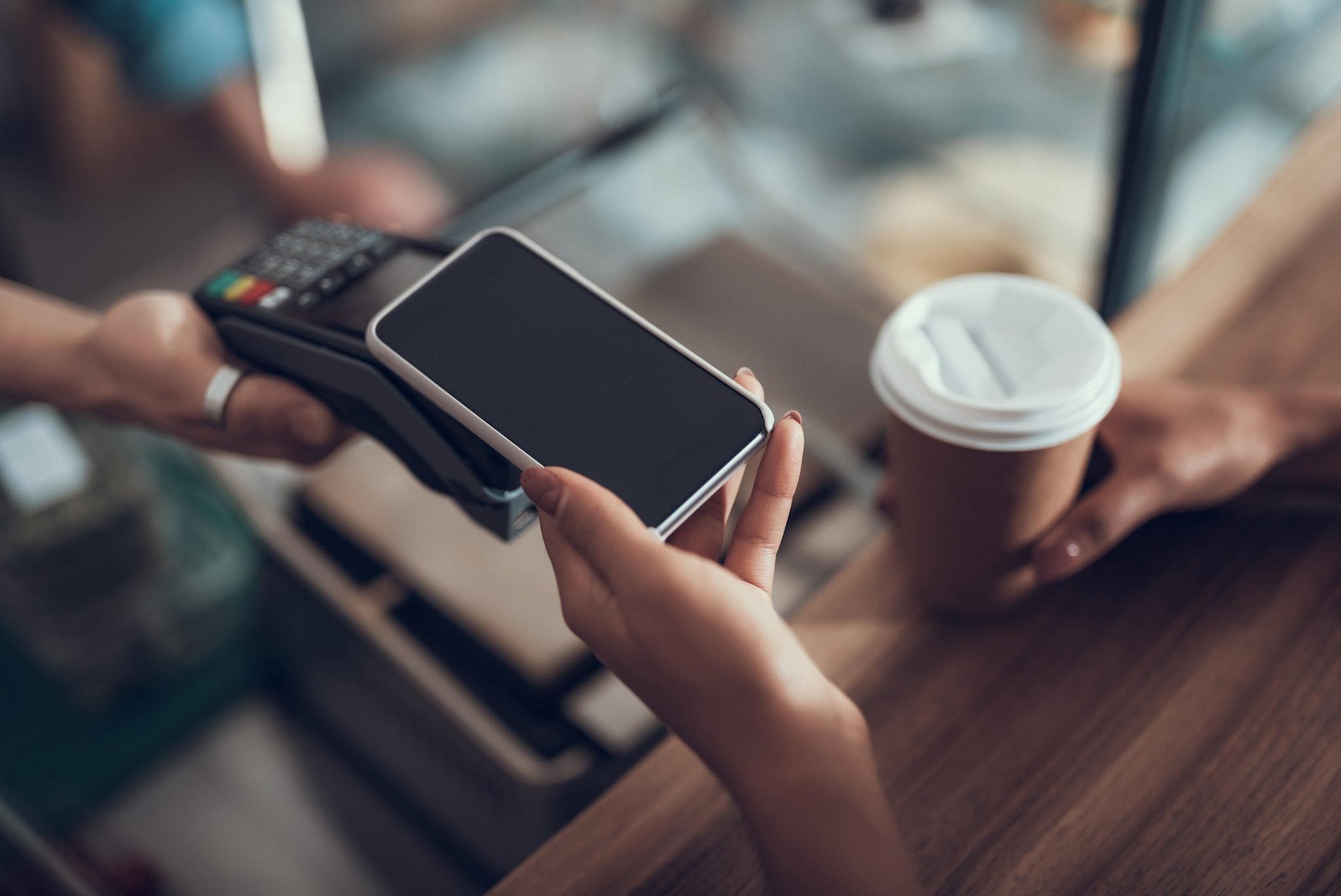 Ora i negozi sono obbligati ad accettare pagamenti digitali anche con app e wallet, se no scatta la multa