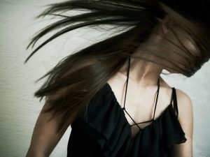 Isolata dai genitori e costretta ad abortire: l’incubo di una 22enne che ricorda quello di Saman