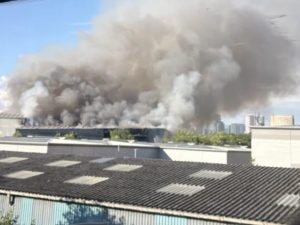Londra, maxi incendio in un centro di riciclo rifiuti: nube 