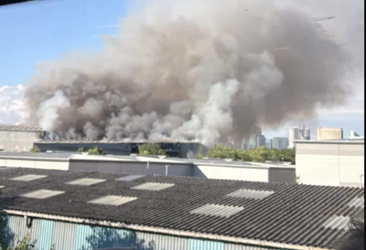 Londra, maxi incendio in un centro di riciclo rifiuti: nube di fumo altissimo, diversi treni bloccati
