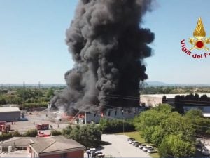 Enorme incendio in azienda rifiuti a Vicopisano, scuole chiu