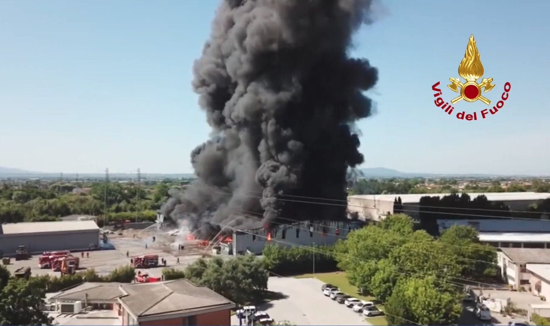 Enorme incendio in azienda rifiuti a Vicopisano, scuole chiuse e area evacuata: “Chiudete finestre e condizionatori”