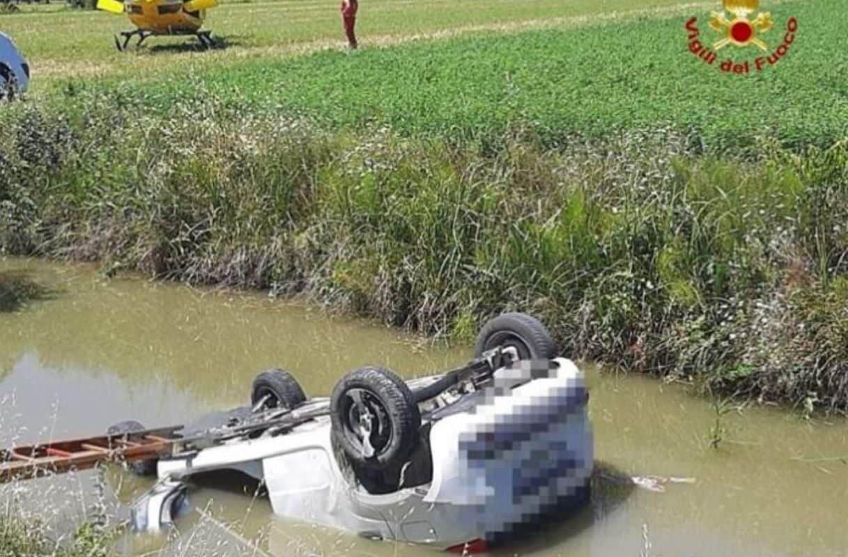 L'auto di servizio sbanda e si capovolge nel canale, Riccardo muore annegato a 21 anni a Reggiolo